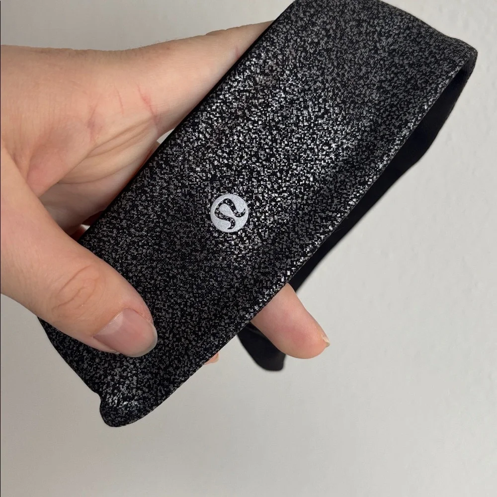 NWOT Lululemon Fly Away Tamer Headband II Luxtreme Luminosity Foil Print Black